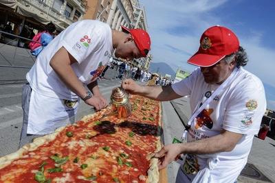 世界最长的披萨，2.13公里长，总重7808公斤