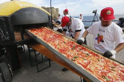 世界最长的披萨，2.13公里长，总重7808公斤